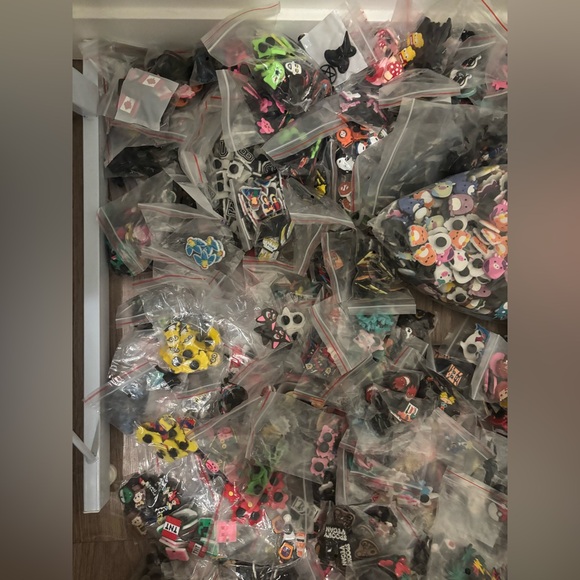 Over 2500 Croc Charms - Picture 5 of 6